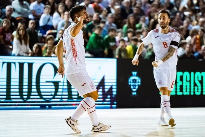 Esteban Cejudo y Mario Rivillos celebran un gol con la selección española masculina de fútbol sala.