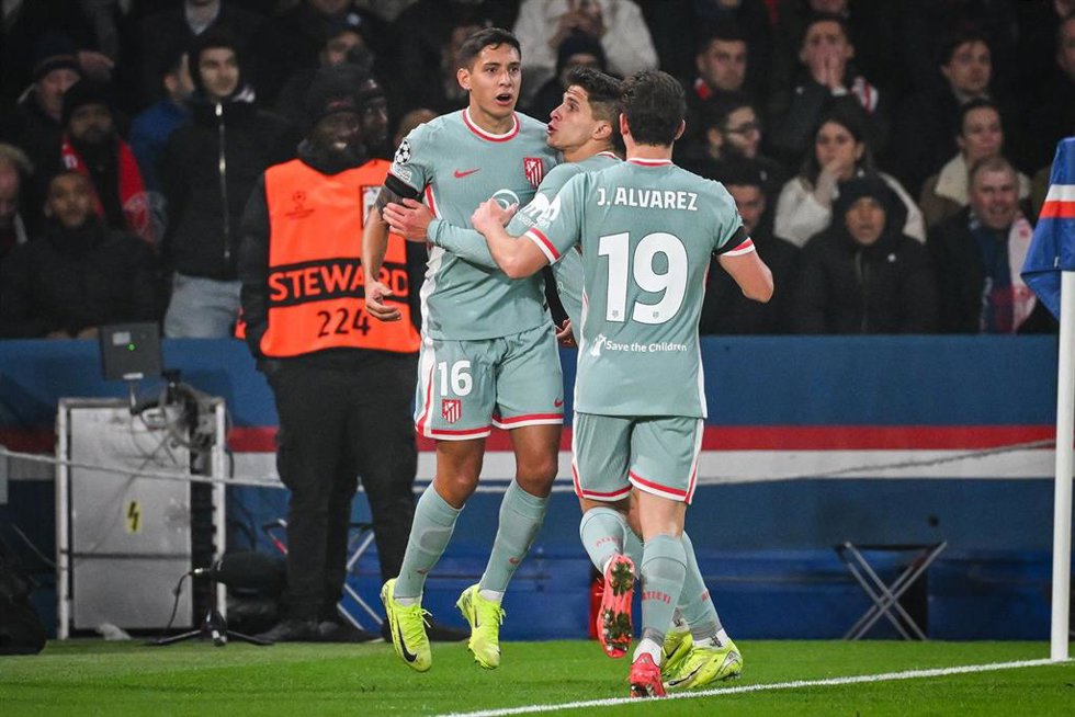 06 November 2024, France, Paris: Atletico Madrid's Nahuel Molina (L) celebrates scoring his side's first goal with teammates during the UEFA Champions League soccer match between Paris Saint-Germain and Atletico de Madrid at Parc des Princes Stadium. Ph