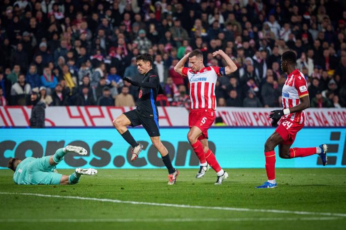 El blaugrana Pedri en una acción del partido del FC Barcelona contra el Estrella Roja en el Stadion Rajko Mitic de Belgrado (Serbia), en la cuarta jornada de la Fase Liga de la Liga de Campeones ('UEFA Champions League')