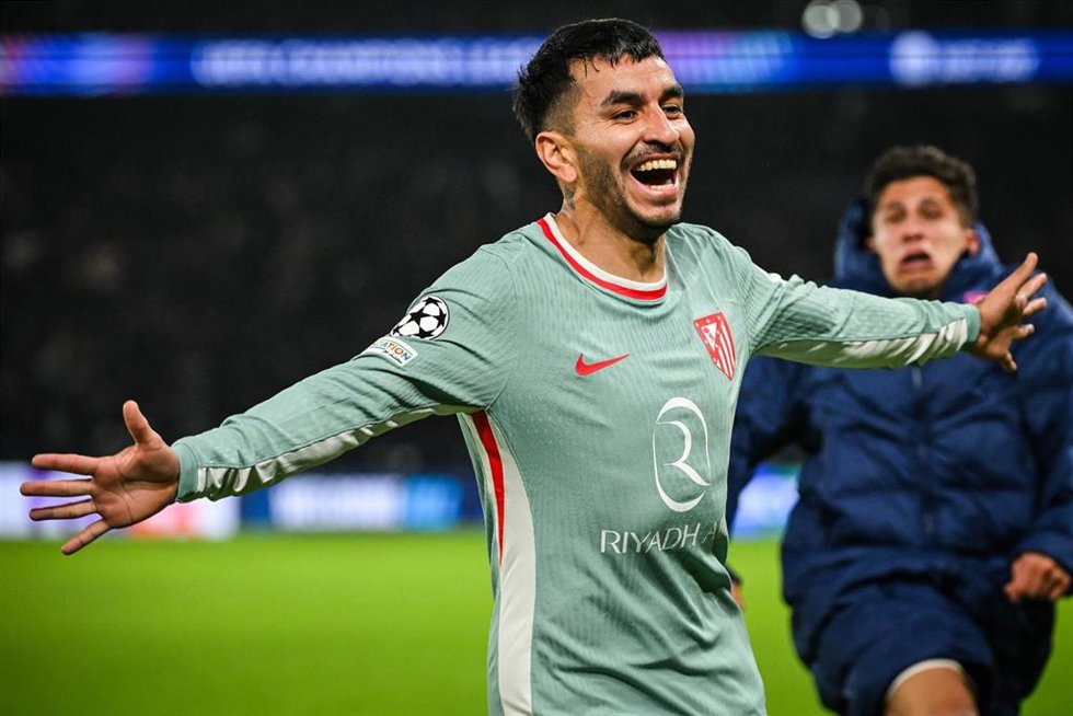 06 November 2024, France, Paris: Atletico Madrid's Angel Correa celebrates scoring his side's second goal during the UEFA Champions League soccer match between Paris Saint-Germain and Atletico de Madrid at Parc des Princes Stadium. Photo: Matthieu Mirvi