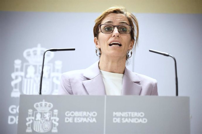 La ministra de Sanidad, Mónica García, durante una rueda de prensa tras el pleno del Consejo Internacional del Sistema Nacional de Salud (CISNS), en la sede del Ministerio de Sanidad