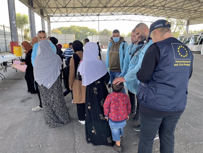 Grupo de pacientes y acompañantes evacuados de la Franja de Gaza son acogidos por el personal de la Comisión Europea en Rumanía