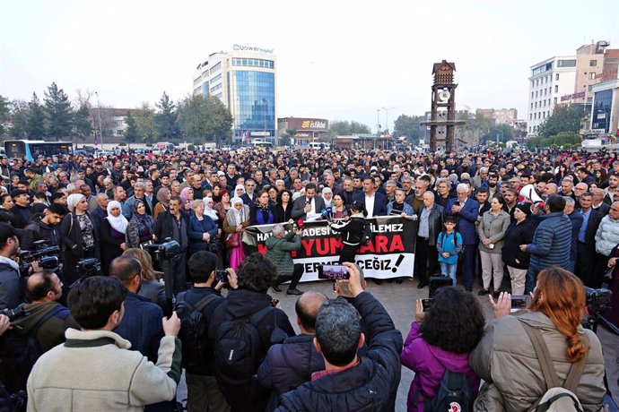 Manifestación en Diyarbakir, Turquía, contra el cese de alcaldes prokurdos