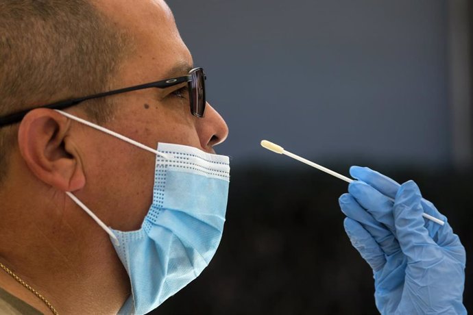 Archivo - 25 January 2022, US, Whittier: A health worker collects a nasal swab sample for COVID-19 testing from a man at a No Cost COVID-19 Drive-Through testing site provided by the GUARDaHEART Foundation in Whittier, California. Photo: Ringo Chiu/ZUMA P