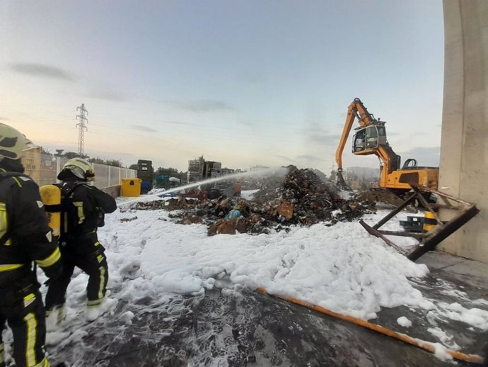 Los bomberos trabajan en las labores de extinción.