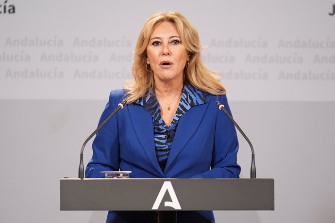 La consejera de Economía, Hacienda y Fondos Europeos y portavoz del Gobierno, Carolina España, durante la rueda de prensa. A 5 de noviembre de 2024, en Sevilla (Andalucía, España).