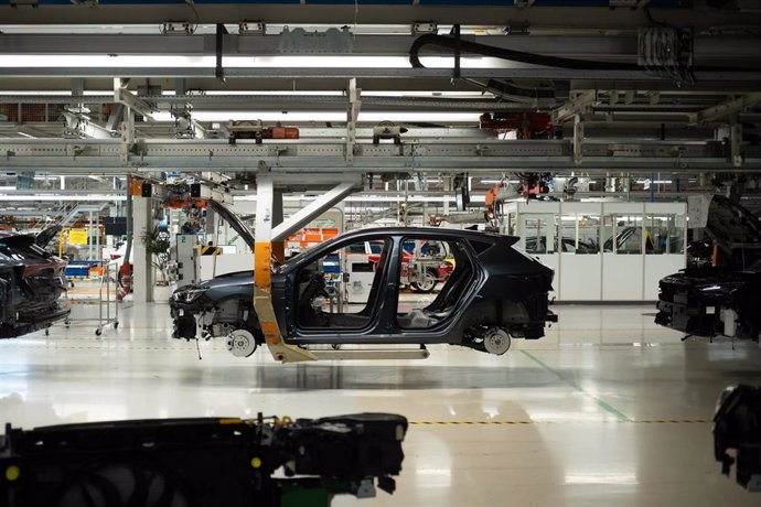 Archivo - Montaje en una factoría del nuevo modelo de Cupra Fomentor y Cupra León durante una visita guiada a la fábrica de Seat en Martorell, a 27 de junio de 2024, en Martorell, Barcelona, Catalunya (España)