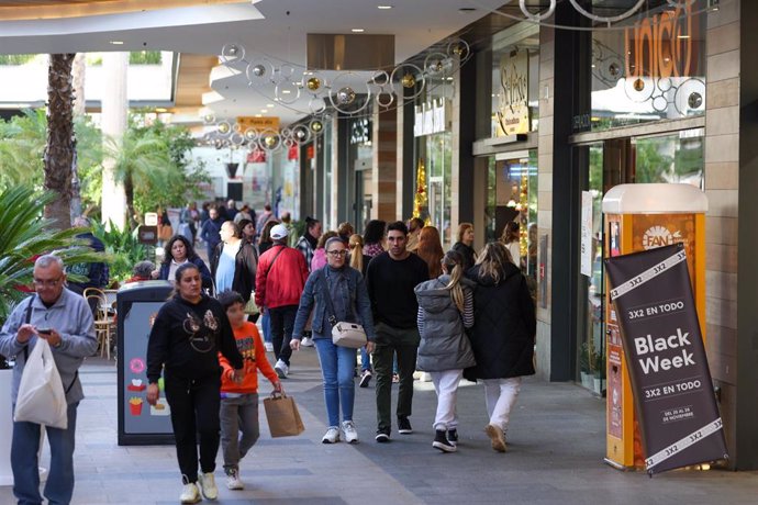 Archivo - Varias personas van de compras durante el Black Friday.