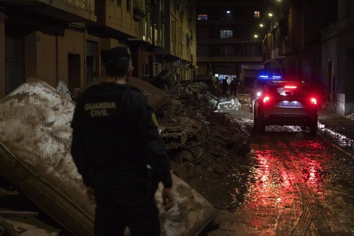 Un control nocturno de la Guardia Civil, a 6 de noviembre de 2024, en Paiporta