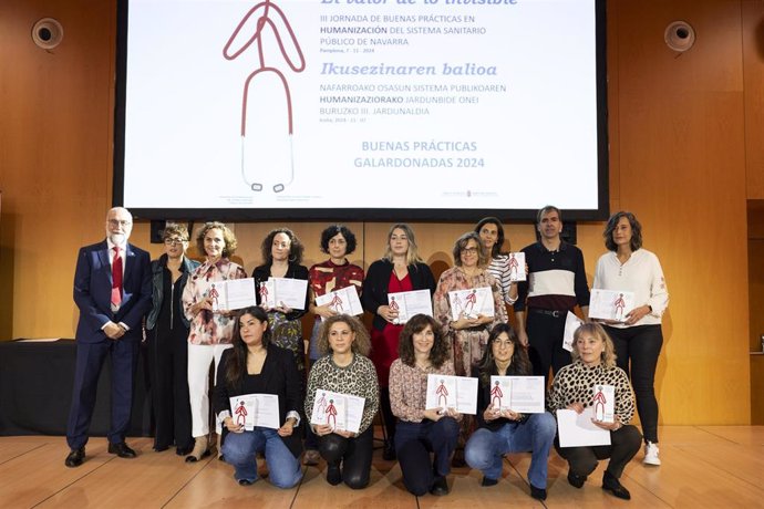 El consejero Fernando Domínguez  junto a los y las responsables de las buenas prácticas reconocidas en la jornada