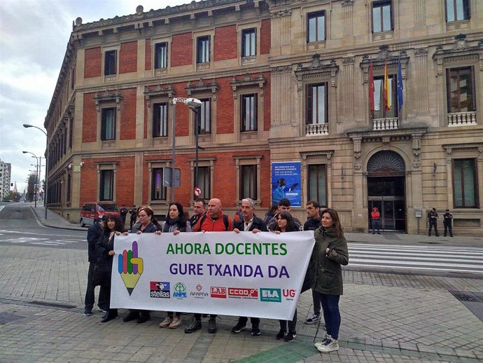 Concentración de los sindicatos de educación, Steilas, ANPE, Afapna, LAB, CCOO, ELA y UGT