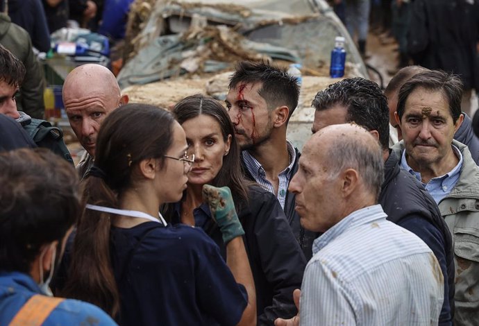 La Reina Letizia durante su visita a una zona afectada por la DANA, a 3 de noviembre de 2024, en Chiva, Valencia, Comunidad Valenciana (España).