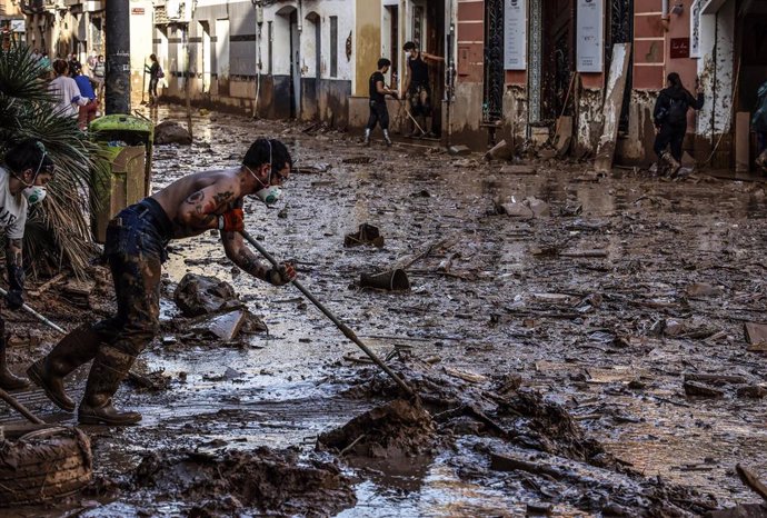 Varios voluntarios continúan la limpieza de las calles de Paiporta, a 6 de noviembre de 2024, en Paiporta, Valencia (Comunidad Valenciana). Nueve días después de que la DANA se saldase con 217 fallecidos, la mayoría en Valencia, Paiporta sigue siendo una 