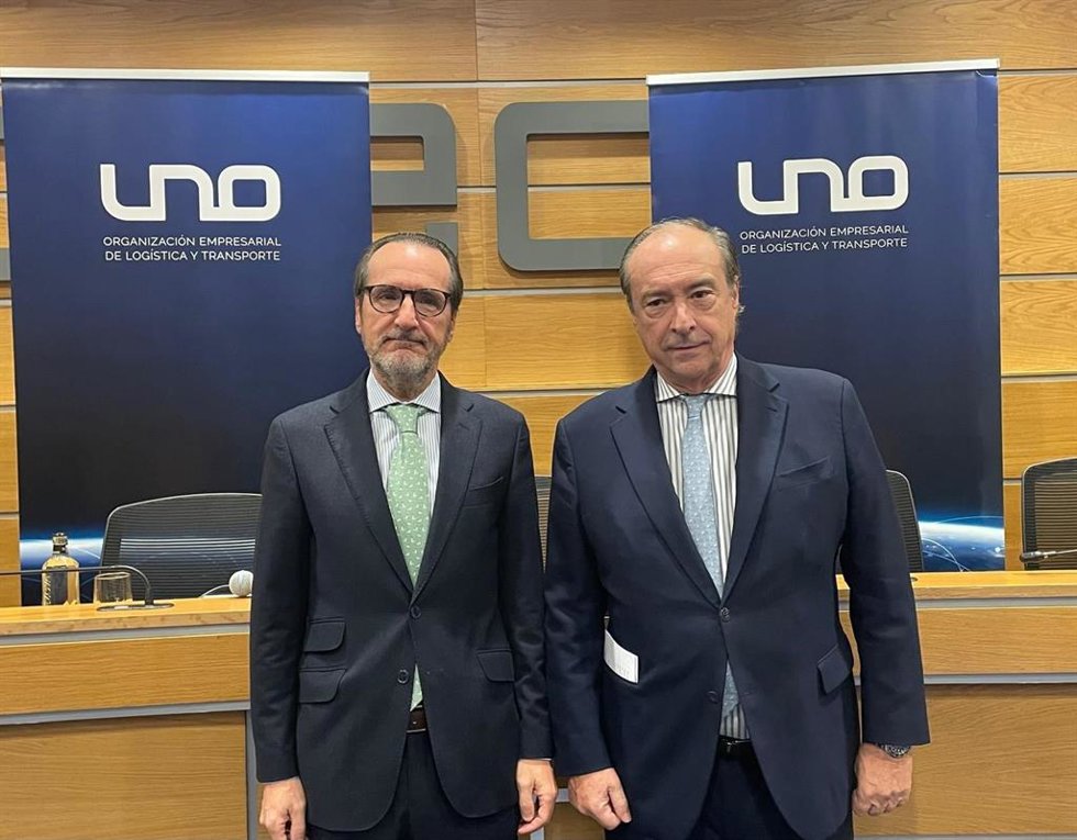 El presidente de la patronal del sector UNO Logística, Francisco Aranda (izq.), y el secretario general de la Confederación Española de Organizaciones Empresariales (CEOE), José Alberto González-Ruiz (dcha.)