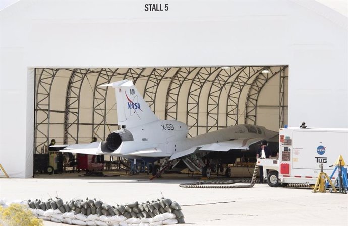 El silencioso avión supersónico experimental X-59 de la NASA se encuentra en un puesto de rodaje en las instalaciones Skunk Works de Lockheed Martin en Palmdale, California, arrancando su motor por primera vez.