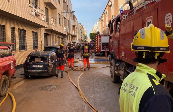 Bomberos de Mallorca trabajan en las zonas afectadas por la DANA en Valencia