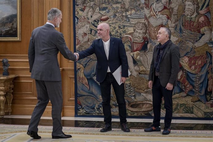 El Rey (i) estrecha la mano al secretario general de CCOO, Unai Sordo (centro), en presencia del secretario general de UGT, Pepe Álvarez, en el Palacio de la Zarzuela