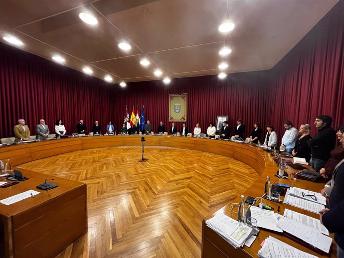 Temporal.- El pleno del Ayuntamiento de Logroño guarda un minuto de silencio en homenaje a las víctimas de la DANA