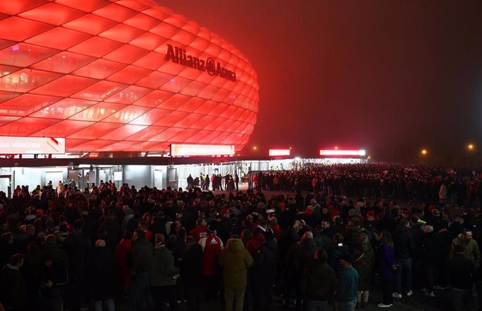 06 de noviembre de 2024, Baviera, Múnich: Los aficionados acuden en masa al Allianz Arena antes del comienzo del partido de fútbol de la Liga de Campeones de la UEFA entre el Bayern de Múnich y el Benfica de Lisboa. Foto: Sven Hoppe/dpa