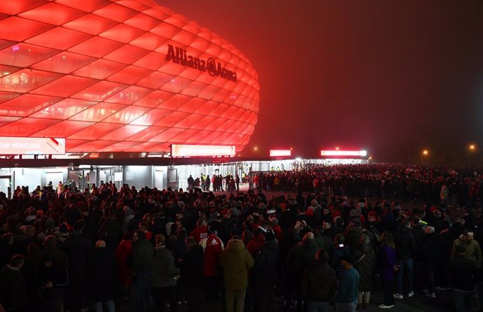 06 November 2024, Bavaria, Munich: Fans stream to the Allianz Arena prior to the start of the UEFA Champions League soccer match between Bayern Munich and Benfica Lisbon. Photo: Sven Hoppe/dpa