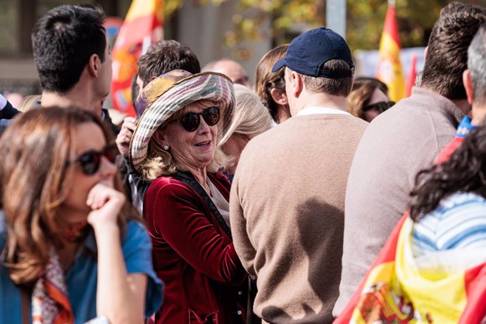 La expresidenta de la Comunidad de Madrid, Esperanza Aguirre (c),