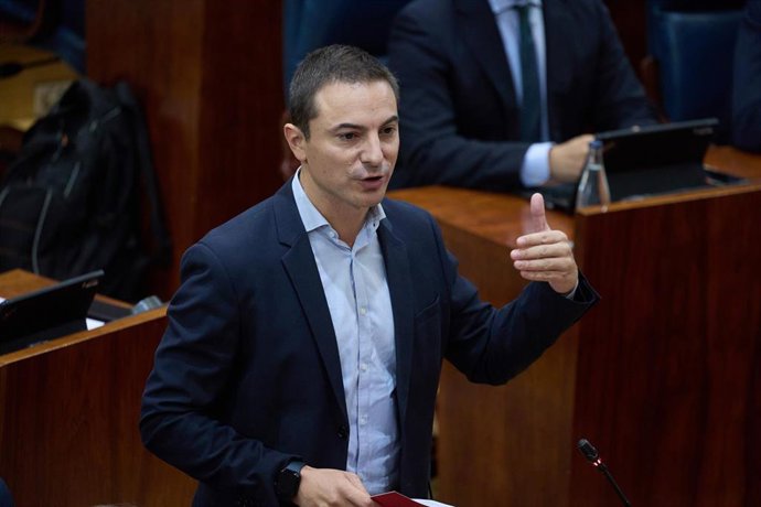El Secretario general del PSOE-M, Juan Lobato, durante un pleno en la Asamblea de Madrid, a 17 de octubre de 2024, en Madrid (España).