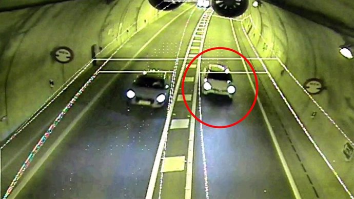 Investigado un conductor por adelantar rebasando una doble línea continua dentro del Túnel de Piqueras