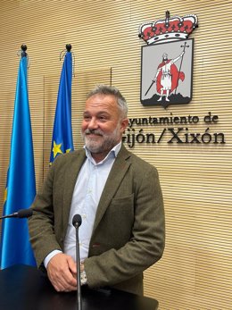 El concejal socialista en el Ayuntamiento de Gijón Jacobo López, en rueda de prensa en el Consistorio gijonés.