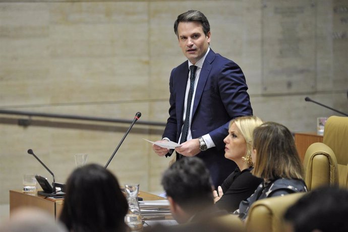 El consejero de Presidencia, Interior y Diálogo Social, Abel Bautista, en su intervención en el Pleno.