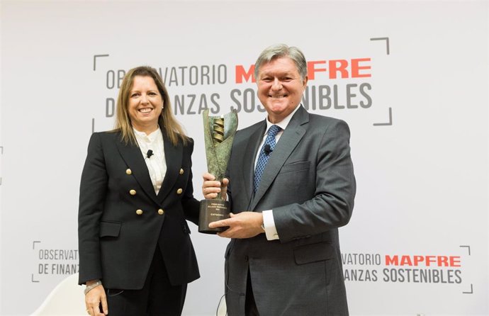 La CEO de Mapfre Iberia, Elena Sanz, y el consejero delegado de Capgemini España,  Luis Abad.