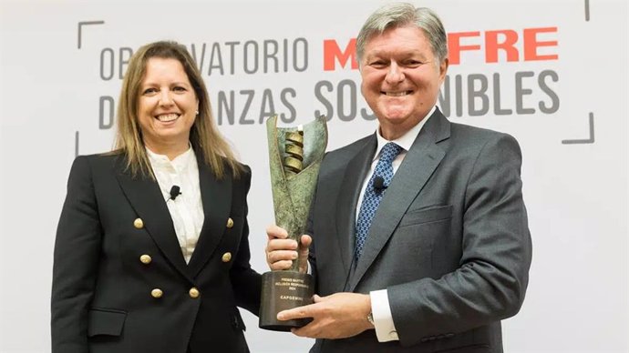 La consejera delegada de Mapfre Iberia, Elena Sanz, y el consejero delegado de Capgemini España, Luis Abad.