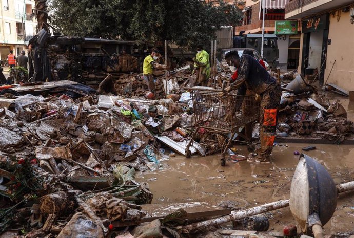 Varias personas en una calle de Paiporta