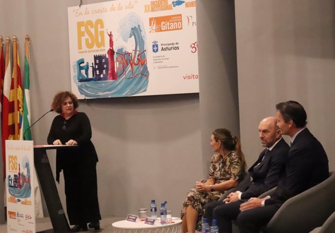 La consejera de Derechos Sociales y Bienestar, Marta del Arco; la directora general de la Fundación Secretariado Gitano, Isabel Gimeno; el presidente de la JGPA, Juan Cofiño, y el concejal de Relaciones Institucionales de Gijón, Jorge González - Palacios.