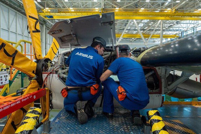 Archivo - Operarios de Airbus durante la fabricación en la línea de montaje del avión C295, a 12 de marzo de 2024, en Sevilla, Andalucía (España). 