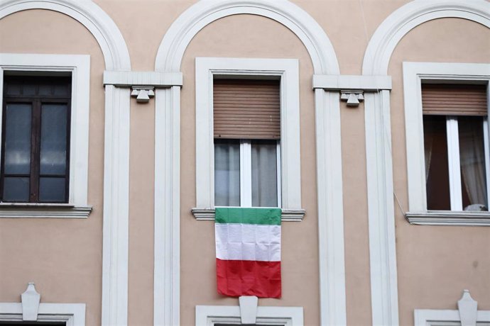 Archivo - 24 March 2020, Italy, Rome: The Italian national flag hangs out from a window of an apartment in Rome, amid the spread of the coronavirus (COVID-19). Photo: Cecilia Fabiano/LaPresse via ZUMA Press/dpa