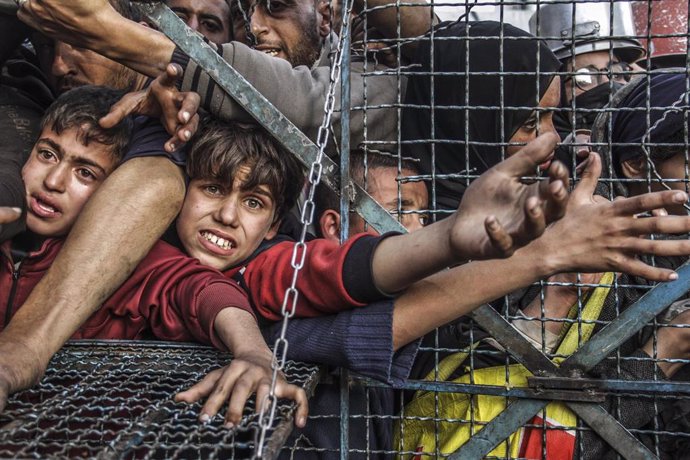 Archivo - Una de las fotografías de la serie galardonada con los premioluisvaltuena.org. Los palestinos hacen cola para recibir comidas gratuitas durante el Ramadán, en el campo de refugiados de Jabalia, en la Franja de Gaza.