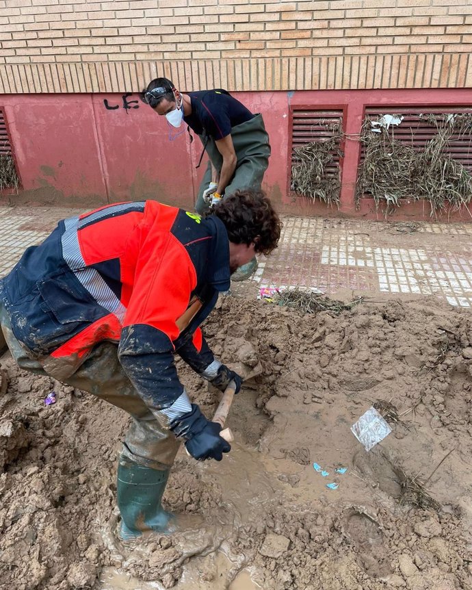 Voluntarios y bomberos de Camargo trabajan en zonas afectadas por la DANA