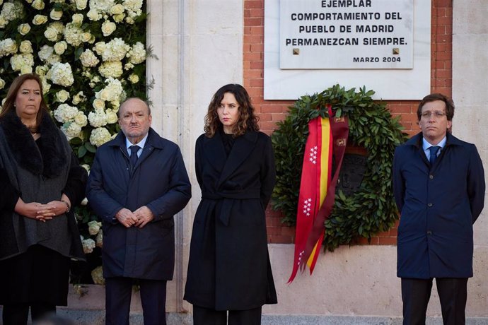 Archivo - El presidente de la Fundación Víctimas del Terrorismo, Juan Francisco Benito (2i); la presidenta de la Comunidad de Madrid, Isabel Díaz Ayuso (3i) y el alcalde de Madrid, José Luis Martínez-Almeida (4i), durante el acto en Memoria de las víctima