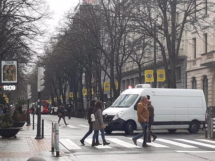 Archivo - Ciudadanos en una calle de Bilbao