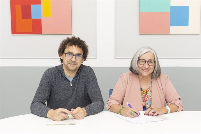 El concejal del área de Acción Social de Pamplona, Txema Mauleón, y la presidenta de CERMIN, Mariluz Sanz, firman un convenio de colaboración.