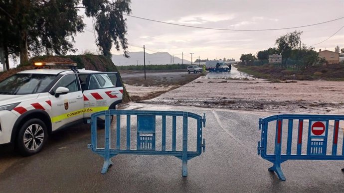 Una carretera cortada en Águilas por la DANA