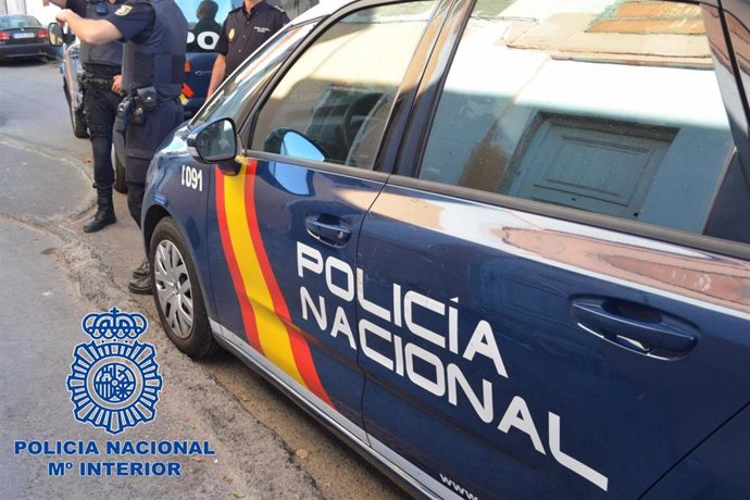 Archivo - Vehículo de Policía Nacional y agentes.