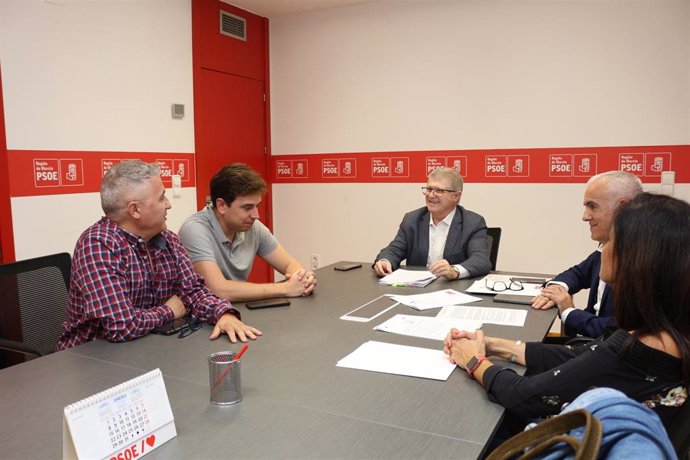 Imagen de la reunión con la Asociación por un cambio de Modelo Energético Independiente y Sostenible