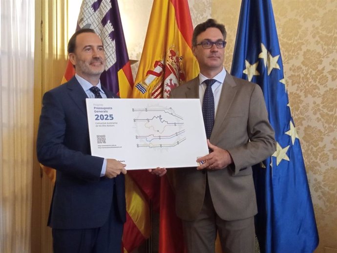 El presidente del Parlament, Gabriel Le Senne (i), y el conseller de Economía, Antoni Costa (d).