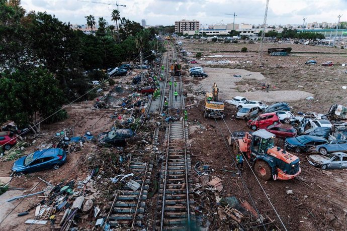 Varios coches amontonados en las vías del tren