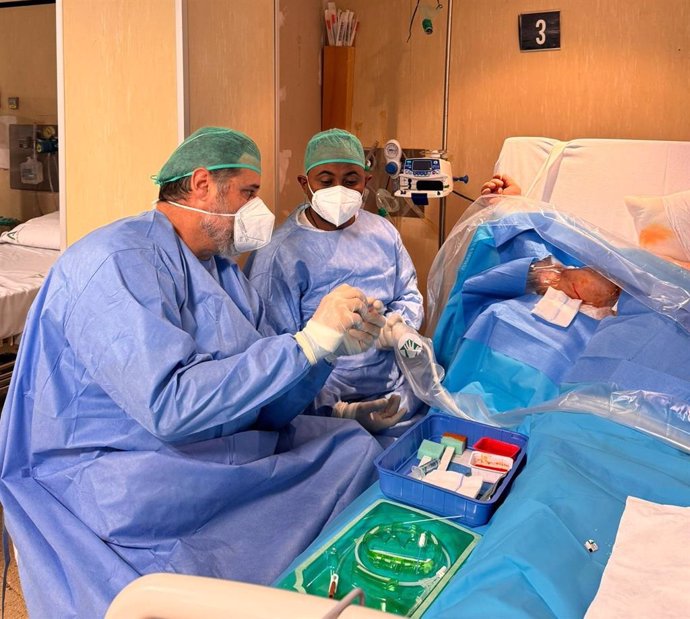 El facultativo del Hospital de Valme forma al médico de Haraar en la especialidad de Urgencias.