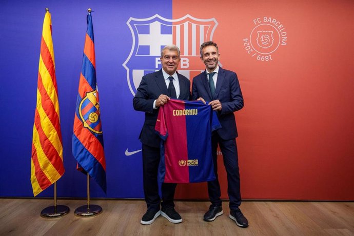 El presidente del FC Barcelona, Joan Laporta, y el CEO de Raventós Codorníu, Sergio Fuster, tras firmar un acuerdo de colaboración