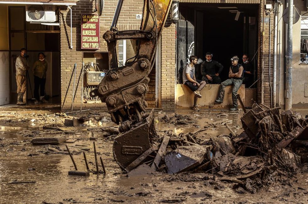 Una excavadora en una calle de Paiporta, a 6 de noviembre de 2024, en Paiporta, Valencia (Comunidad Valenciana).