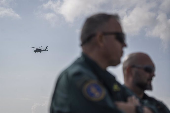 Un helicòpter participa en la recerca de les persones desaparegudes després de la DANA