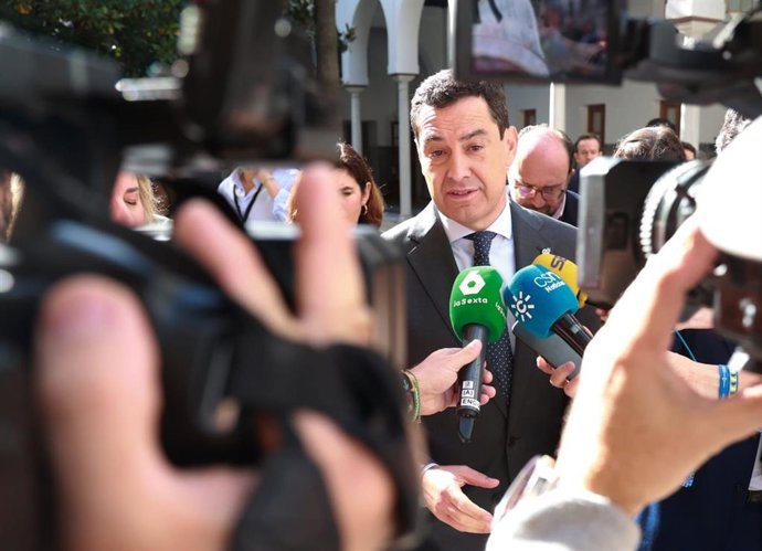 El presidente de la Junta de Andalucía, Juanma Moreno, atiende a los medios en el Parlamento andaluz.